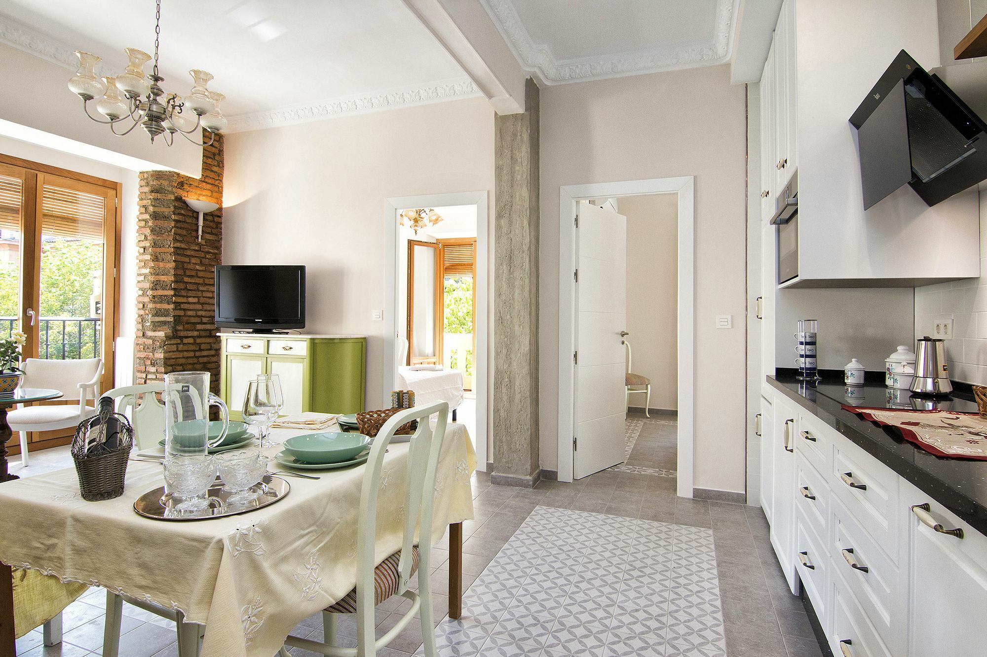 Bright & Elegant Centre 3 Bedroom Apartment