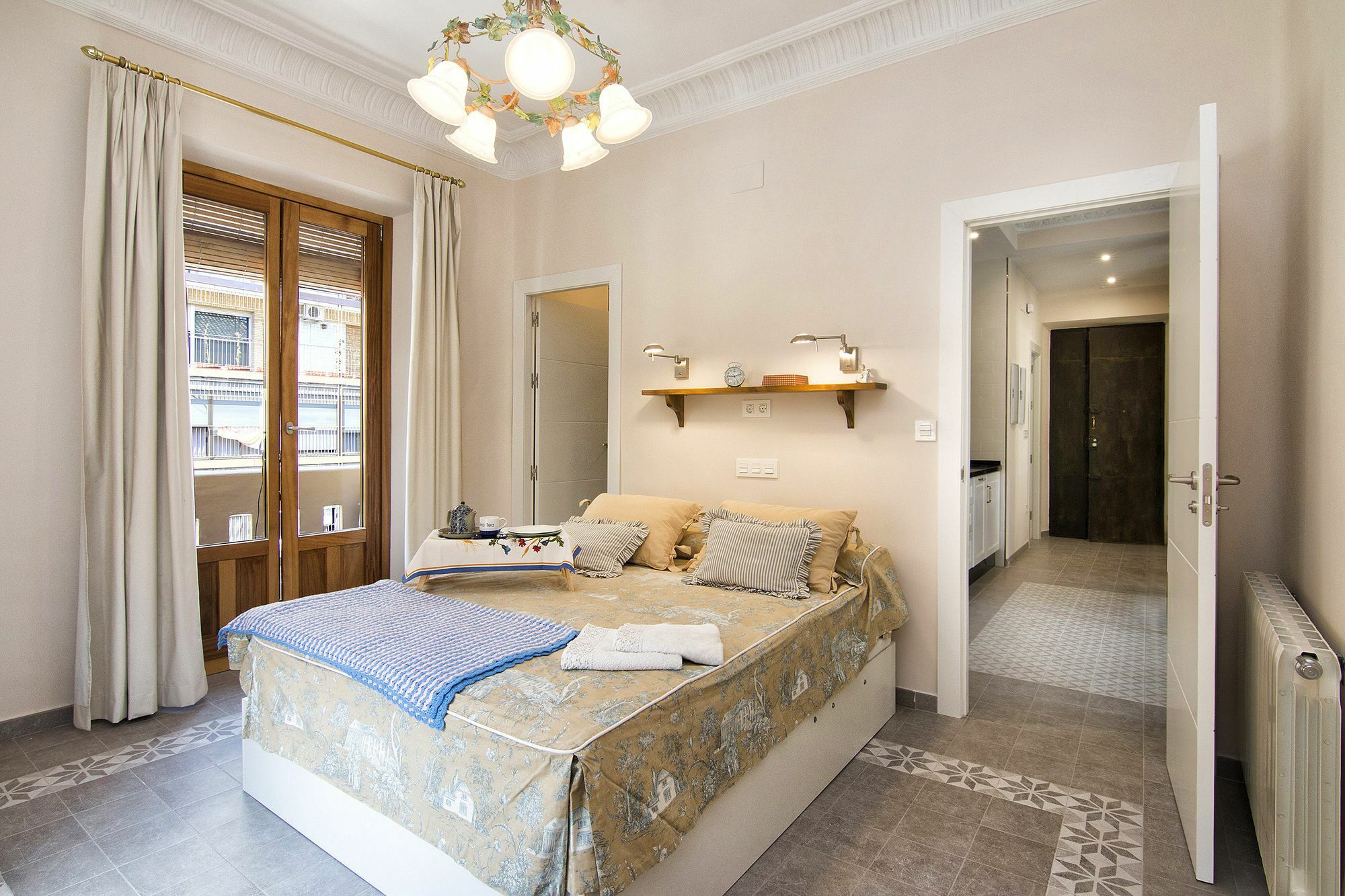 Bright & Elegant Centre 3 Bedroom Apartment *