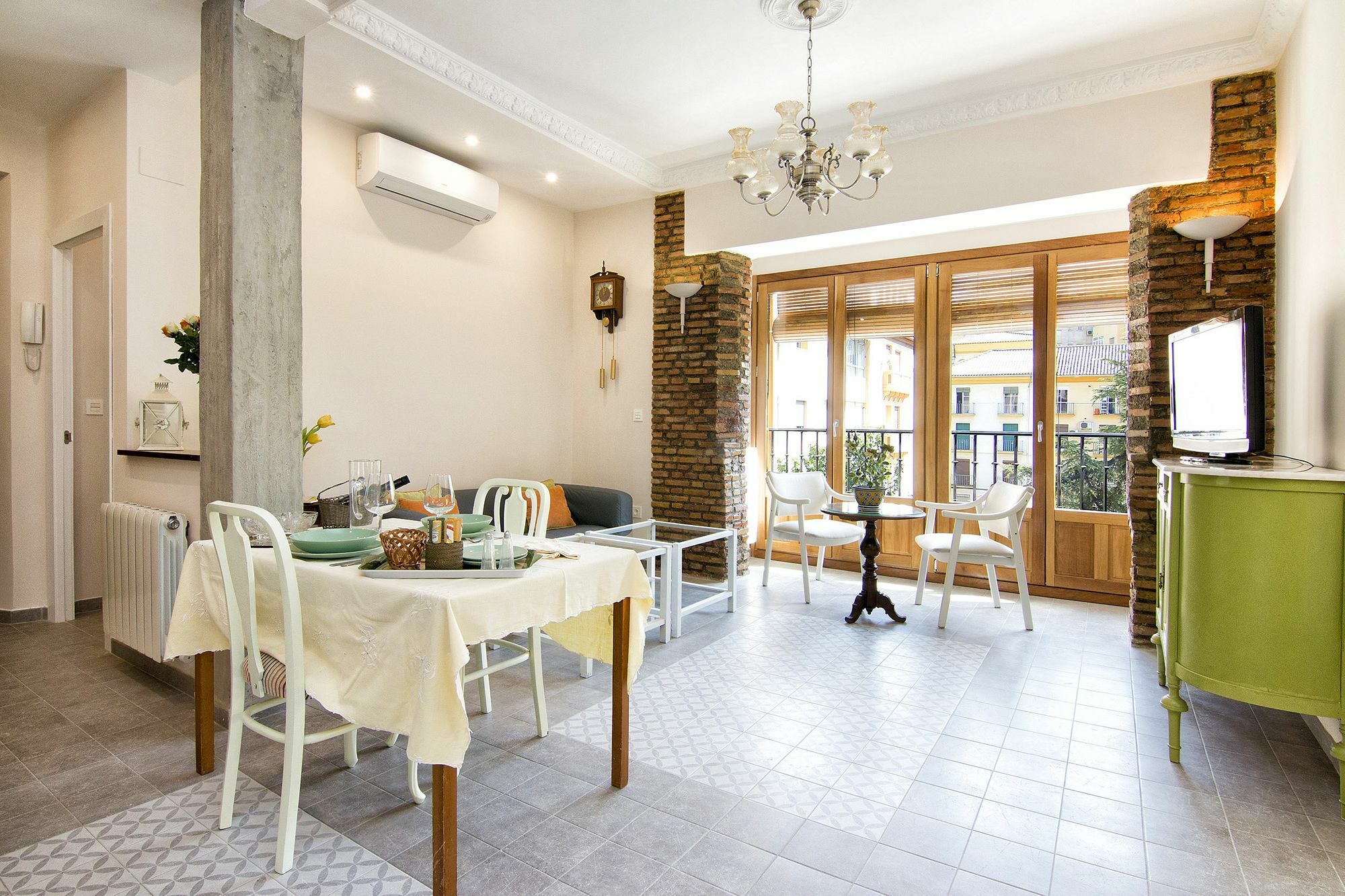 Bright & Elegant Centre 3 Bedroom Apartment