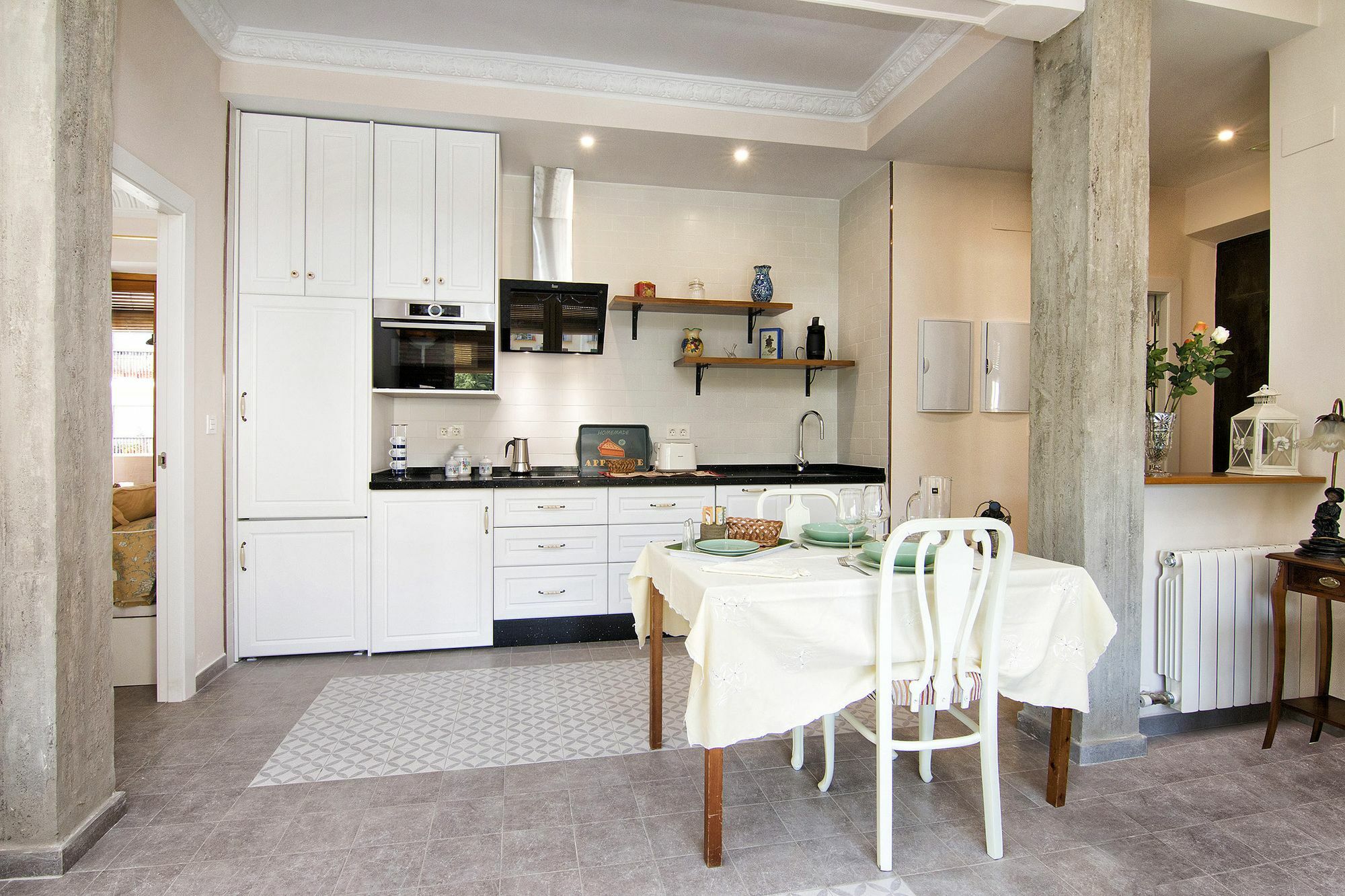 Bright & Elegant Centre 3 Bedroom Apartment *